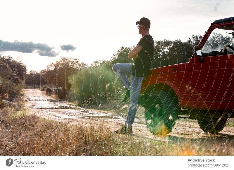 Mann steht in der Nähe von SUV Auto im Sommer Landschaft PKW Geländewagen suv Abenteuer Natur nachdenklich Reise reisen Fahrzeug Lifestyle nachdenken männlich