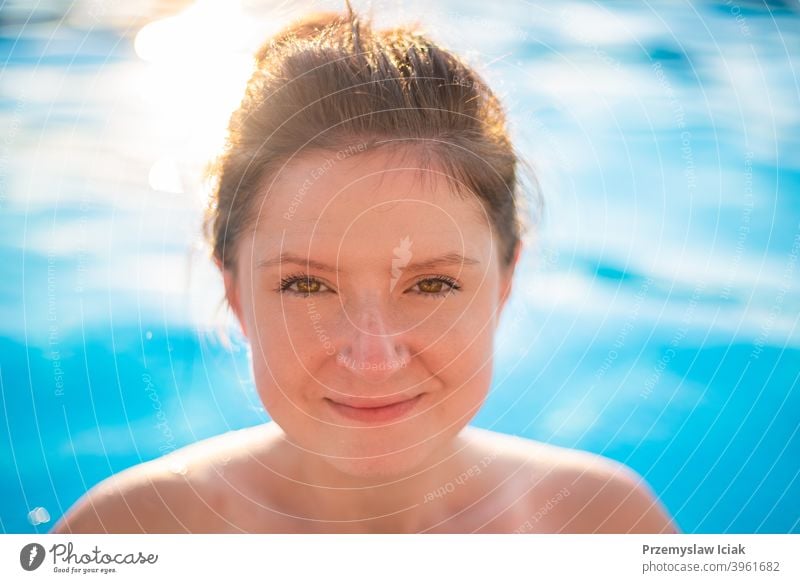Junge Frau Porträt im Schwimmbad. Mode offen Spa Wasser Blick Person Mädchen authentisch Auge Sommer Gesicht Sonne Bikini Kaukasier schön Lifestyle Gesundheit