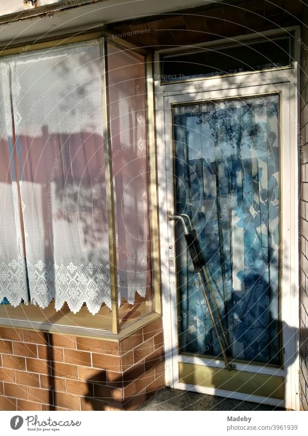 Geschlossenes Geschäft mit alter Klinkerfassade sowie spießigen Vorhängen und Gardinen im Sonnenschein in Lemgo bei Detmold in Ostwestfalen-Lippe Lade