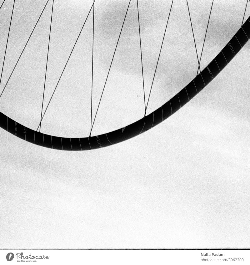 Brückenbogen kopfüber analog Analogfoto Schwarzweißfoto schwarzweiß Architektur Außenaufnahme Ruhrgebiet Bogenbrücke Metall Brückenkonstruktion
