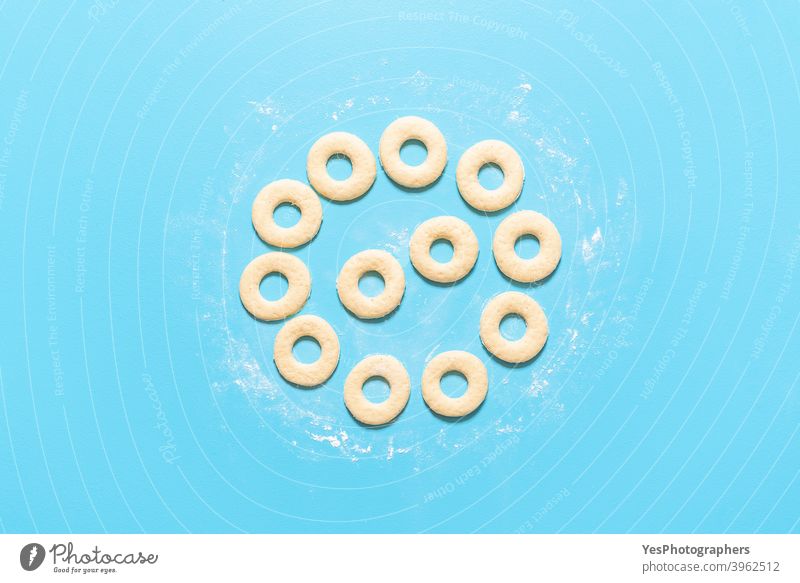 Kochen Donuts Prozess. Herstellung von amerikanischen Donuts. Hausgemachte süßen Teig Ansicht von oben ausgerichtet Amerikaner backen Blauer Hintergrund