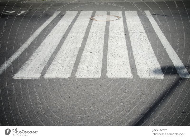 Ein Zebrastreifen zwischen 21 und der Straßenbeleuchtung ruhig Strukturen & Formen Asphalt Symmetrie unten Streifen Fahrbahnmarkierung Ordnung Gully Schatten