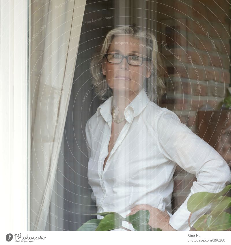 Gute Zeiten, schlechte Zeiten Gardine Mensch Frau Erwachsene 45-60 Jahre Fenster Bluse Brille blond weißhaarig authentisch feminin Gefühle ernst lässig