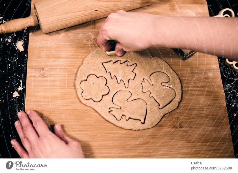 Draufsicht auf die Hände einer Frau, die Lebkuchen macht Herstellung vorbereitend Top Ansicht Hand selbstgemacht Keks süß Lebensmittel roh Teigwaren Nudelholz