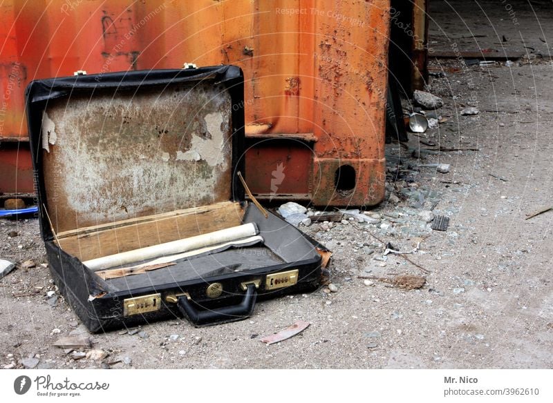 Aktenkoffer leer Container Müll Arbeit & Erwerbstätigkeit herausgefallen Koffer alt Leder Zahlenschloss Nostalgie dreckig Verfall verfallen Vergänglichkeit