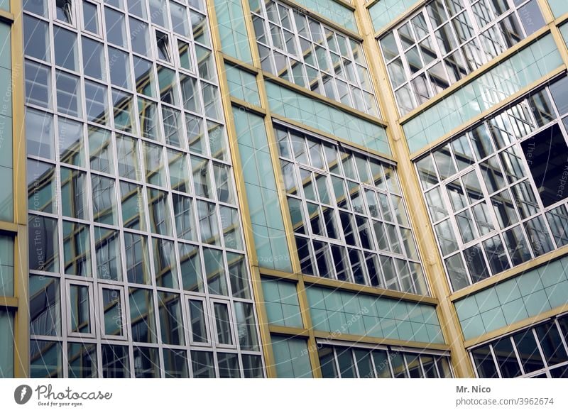 Verwaltungsgebäude Haus Gebäude Architektur Fenster Glasfassade Fassade Reflexion & Spiegelung Bürogebäude Strukturen & Formen Hochhaus abstrakt Fensterputzen