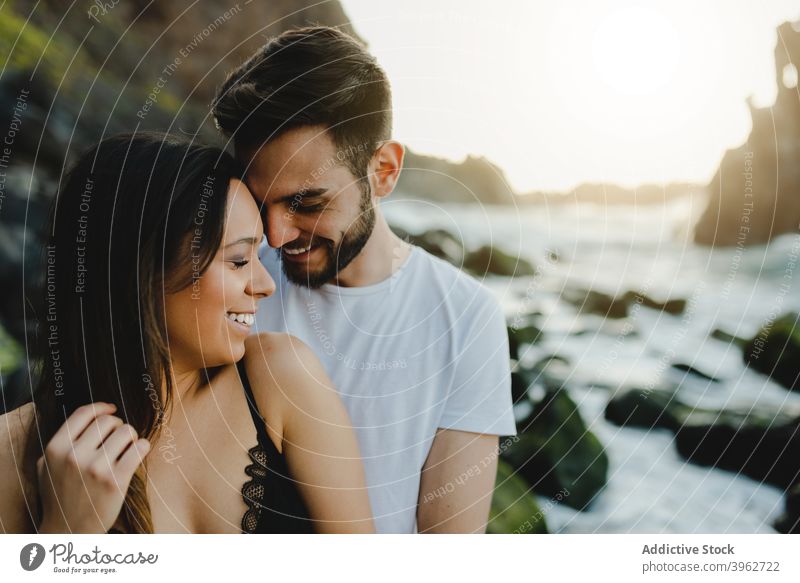 Zärtliches junges Paar umarmt am Strand MEER romantisch Liebe Umarmen Küste Zusammensein Zuneigung Glück Teneriffa Insel Kanarienvogel Spanien Partnerschaft