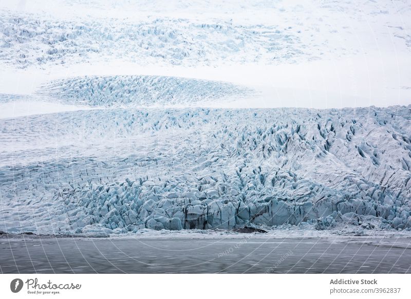 Gefrorenes verschneites Meeresufer im Winter Eis gefroren Landschaft MEER Strand kalt Gletscher Island spektakulär Küste Norden frieren Winterzeit arktische