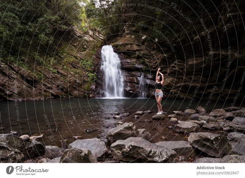 Reisende Frau in der Nähe von Wasserfall im Wald Reisender Tourismus Sommer Urlaub Felsen Landschaft sich[Akk] entspannen See Tiemu-Fälle Tiemu-Wasserfall