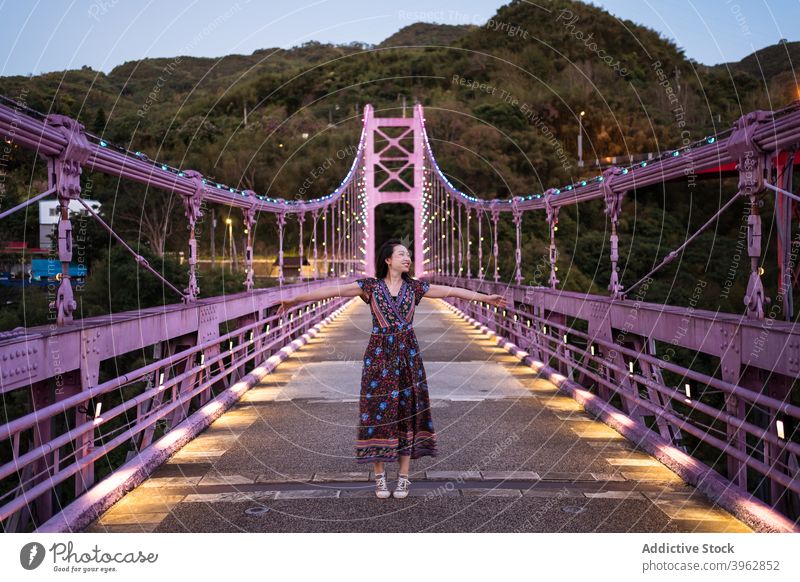 Sorglose ethnische Frau auf Brücke am Abend Sommer Urlaub Suspension sorgenfrei genießen Dämmerung Steg asiatisch Taiwan Freude heiter Glück