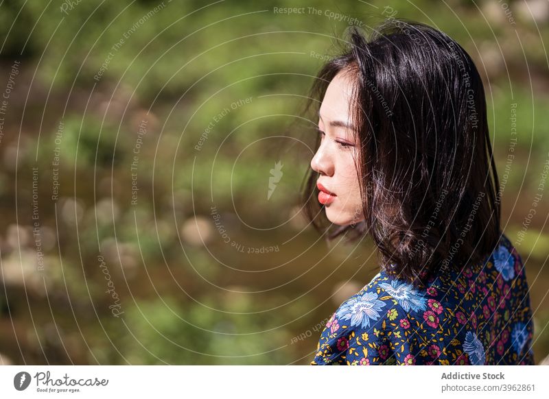Asiatische Frau in der Natur im Sommer Windstille ruhig sonnig sich[Akk] entspannen natürlich Vorschein Schönheit asiatisch ethnisch Taiwan friedlich tagsüber