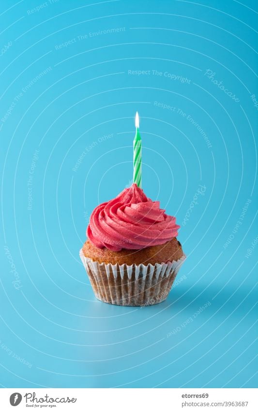 Rosa Geburtstag Cupcake Auf Blauem Hintergrund Ein Lizenzfreies Stock Foto Von Photocase