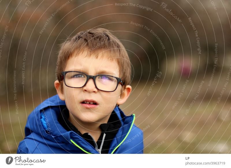 Porträt eines Jungen mit Brille Textfreiraum rechts Außenaufnahme mehrfarbig Blick Problemlösung Kreativität komplex Inspiration innovativ Hoffnung Interesse