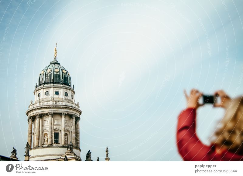 Berliner Dom mit einer Touristin im Vordergrund die ihn fotografiert Hauptstadt Außenaufnahme Architektur Sehenswürdigkeit Bauwerk Gebäude Himmel Tourismus