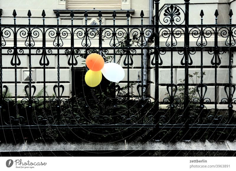 Luftballons am Zaun luftballon zaun grundstück haus wohnhaus wohnen feier geburtstag party deko dekoration schmuck einladung kindergeburtstag eisen