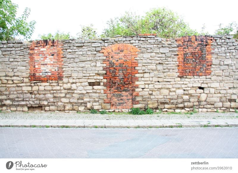 Alte Mauer haus altbau fassade ruine wrack abgewrackt verfallen verkommen zugemauert geschäft laden versorgung putz rauhputz kleinstadt sachen-anhalt