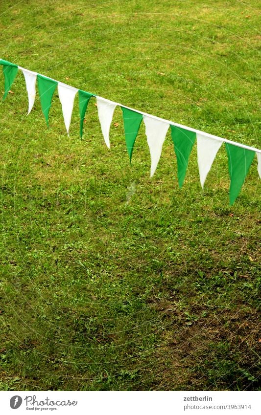 Wimpelkette grün-weiß wimpel wimpelkette grenze trennung abtrennung gras rasen wiese spielfeld markierung schmuck dekoration abwechslung zweifarbig dreieck