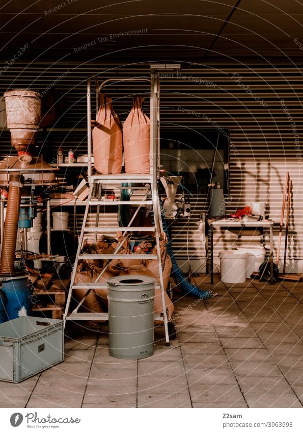 Werkstatt Lagerraum urban straßen Minimalismus schlicht Farbfoto Industrie aufgeräumt architektur linien Formen beton Metall lagerraum werkzeuge Leiter bauen