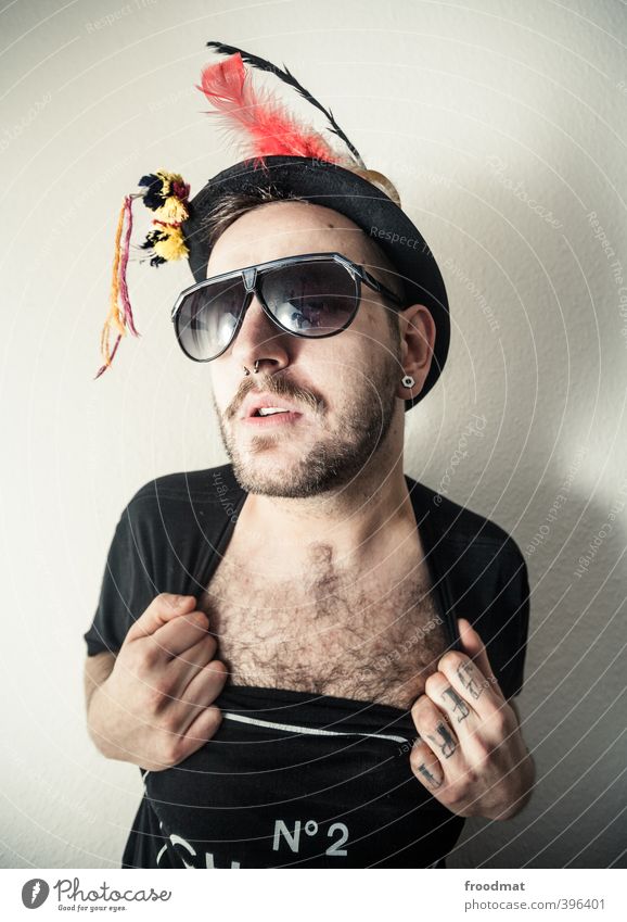 BERT Mensch maskulin Homosexualität Junger Mann Jugendliche Erwachsene 1 Accessoire Tattoo Piercing Sonnenbrille Hut schwarzhaarig brünett Bart Dreitagebart