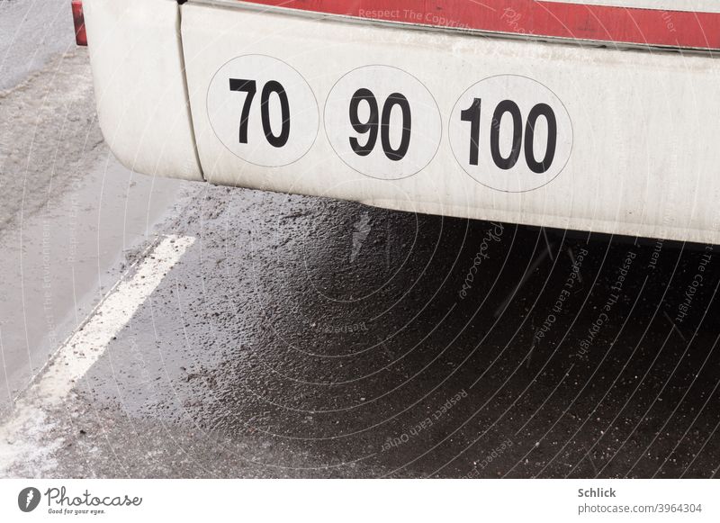 Hinweise  Aufkleber maximale Geschwindigkeiten 70 90 100 Kilometer in der Stunde an der Stoßstange eines Busses Geschwindigkeitsbegrenzung Stundenkilometer