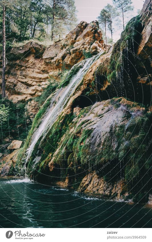 Landschaft mit einem Pool mit Wasserfall in einem Ort in Spanien entspannend friedlich bunt Ruhe Paradies abstrakt Tapete Reflexion & Spiegelung Dschungel