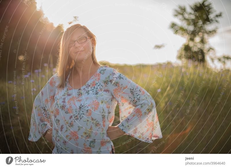 Junge Frau lächelt freundlich | Sonniger Sommerabend mit blauen Kornblumen im Hintergrund | Portrait 30-45 Jahre weiblich Lächeln lächelnd feminin Erwachsene
