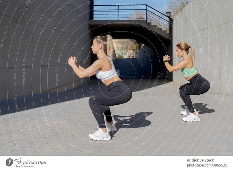 Sportlerinnen bei Übungen in der Stadt Training Zusammensein Ausfallschritt Pumpe Muskel Athlet passen Großstadt Frau Sommer Fitness Aktivität Bestimmen Sie