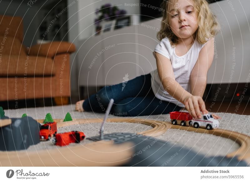 Kleines Mädchen spielt mit Spielzeug Spur spielen Straße Bahn zu Hause Kind Aktivität wenig Kindheit Lifestyle Vorschule Freizeit kreativ Kinderbetreuung