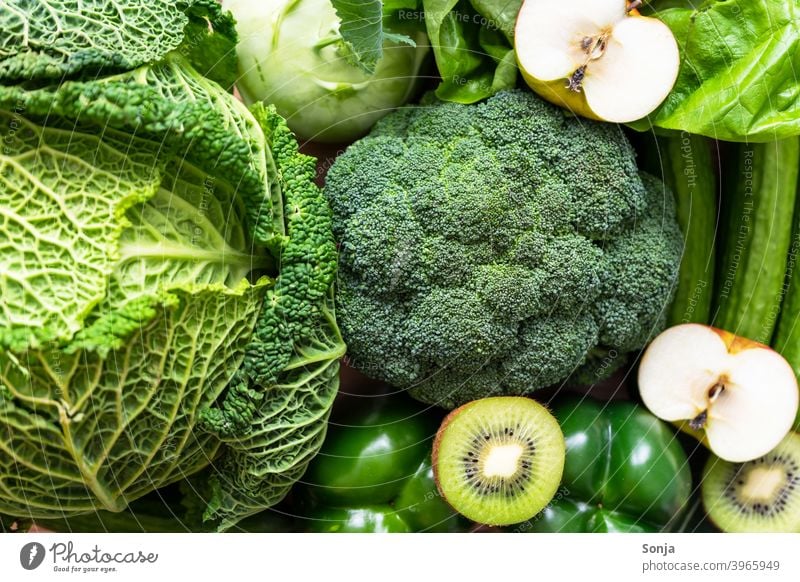 Draufsicht auf grünes rohes Gemüse und Obst Vegetarische Ernährung Bioprodukte Gesundheit Gemüsemarkt frisch Wochenmarkt Gemüseladen Gesunde Ernährung