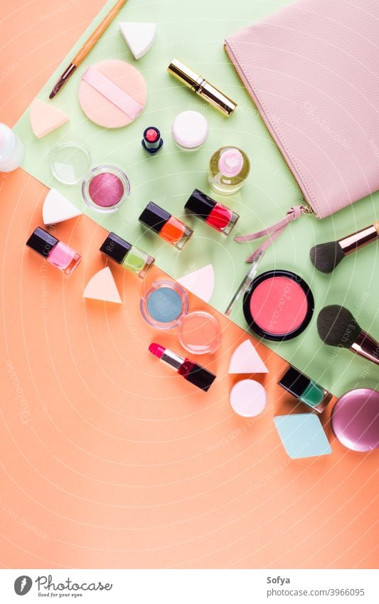 Make-up-Zubehör auf Orange und Grün. Flachlegen zusammenstellen flache Verlegung Schönheit Produkte Mode Farbe rosa machen nach oben orange Kantalupe Frau Minze