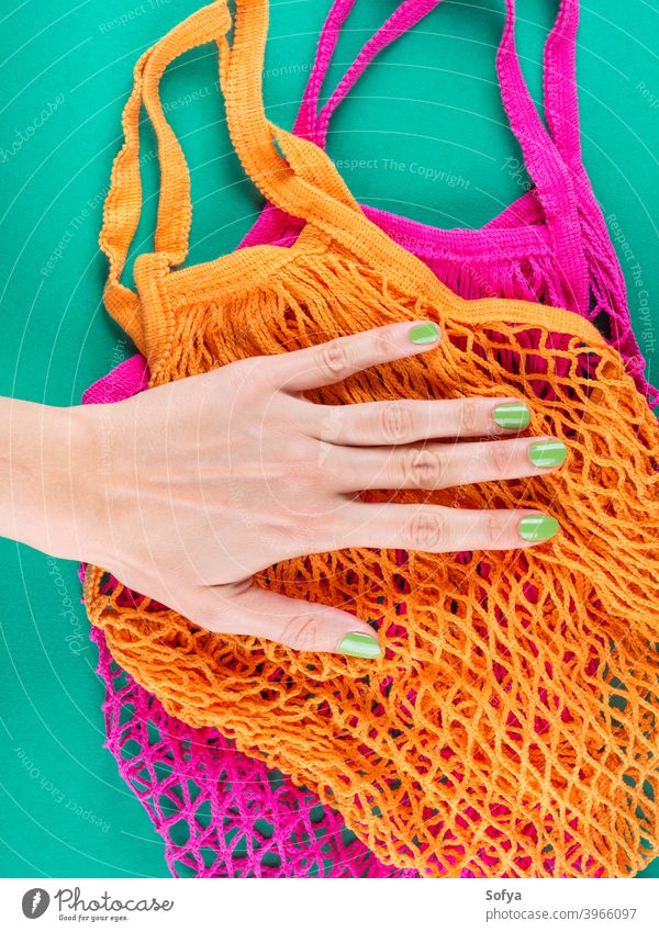 Null Abfall. Farbe Netz-Einkaufstaschen auf grün wiederverwendbar keine Verschwendung Netzbeutel Hände Lebensmittel Taschen kaufen Masse produzieren nachhaltig