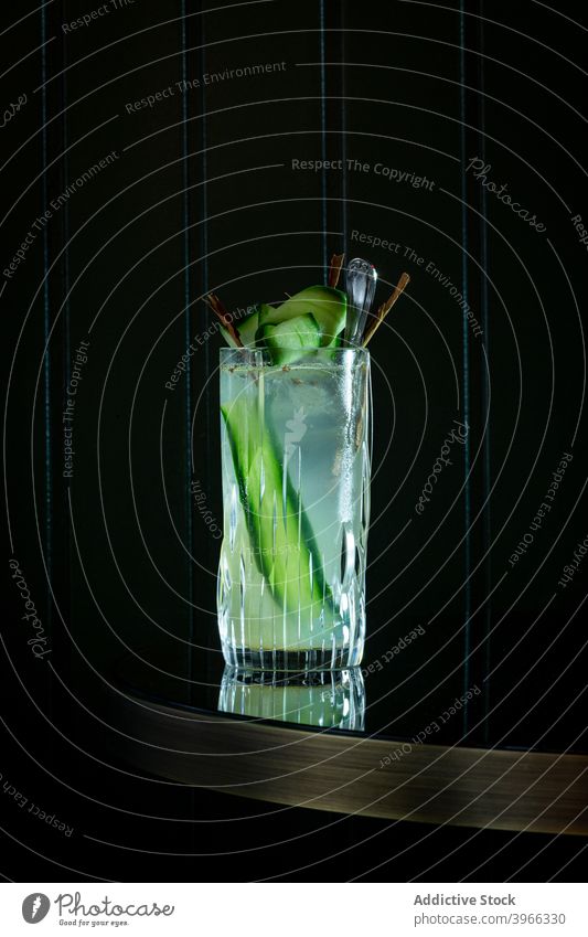 Glas Alkohol-Cocktail mit frischen Gurkenblättern trinken alkoholisch Bar Salatgurke Sommer Likör kalt Pub Bestandteil keine Menschen Scheibe Schnaps dunkel
