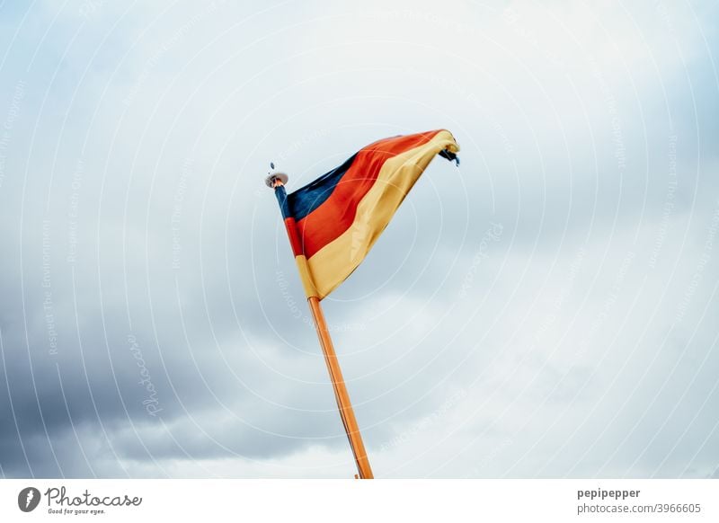 Deutschlandfahne Deutsche Flagge Fahne Patriotismus Nationalflagge rot schwarz gold Politik & Staat Außenaufnahme Farbfoto Wind wehen Stolz Tag Menschenleer