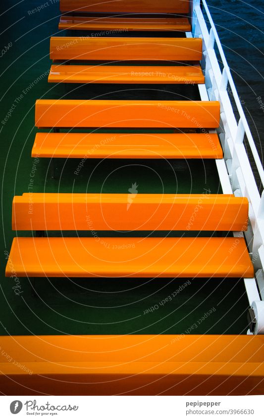 orangene Bänke in einer Reihe auf einer Schiffsfähre Schifffahrt Schiffsdeck Ferien & Urlaub & Reisen Tourismus Wasserfahrzeug Ausflug Fähre Decke Kreuzfahrt