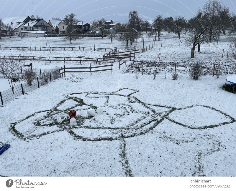 Kind malt im Schnee Formen in Riesen -Format Schnee Kind malt zeichnet Fantasie Form weiß abdrücke im Schnee Winter Freude Spielen Außenaufnahme Lächeln