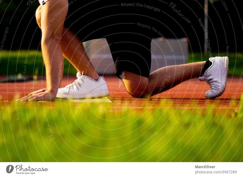 Startposition des Läufers. athelte bereitet sich auf den Sprint vor. Läuferstart rennen Sprinten Rennen Training Konkurrenz Marathonläufer 400 m Sprint Athlet