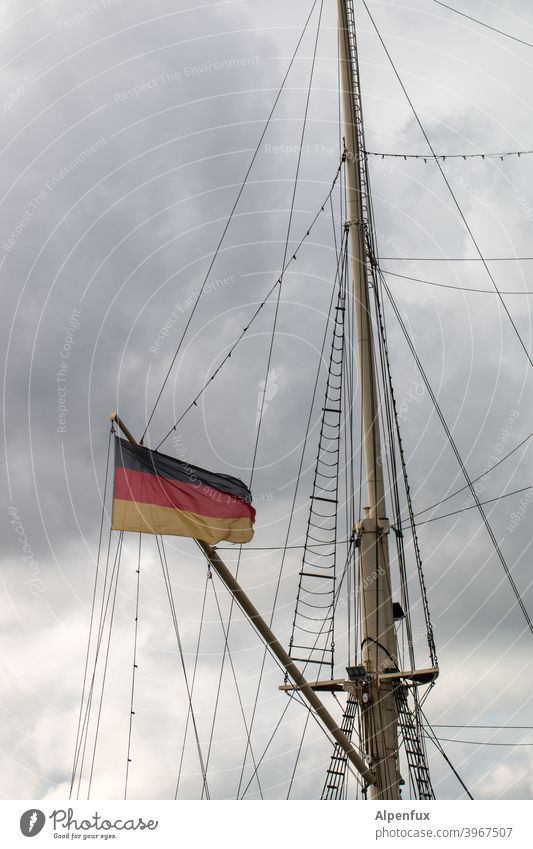 patriotische Verstrickungen Takelage Segelschiff Außenaufnahme Schifffahrt Deutsche Flagge Patriotismus Deutschland Nationalflagge Wind Menschenleer