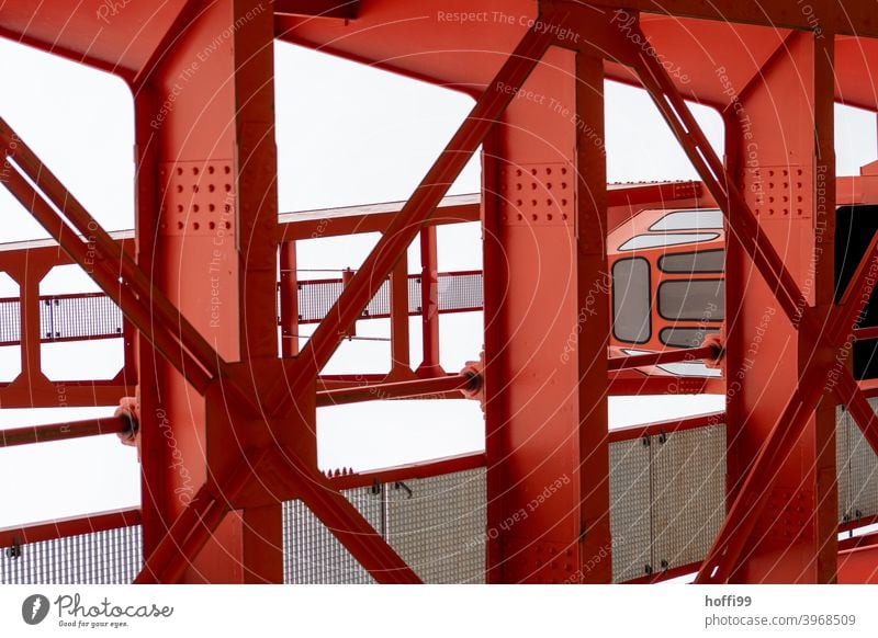 rote Stahlkonstruktion eines Hafenkrans Stahlträger Kran Konstruktion Brücke Eisen Industrie Metall Detailaufnahme Verladekran verladen Industrieanlage