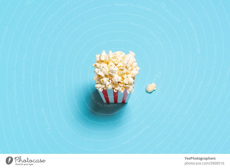 Popcorn-Box Ansicht von oben. Popcorn-Box isoliert auf einem blauen Hintergrund. obere Ansicht Amerikaner Amuse-Gueule Kasten Eimer Faltschachtel Kino klassisch