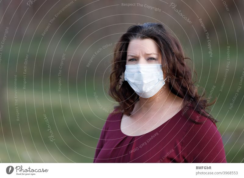 Frau trägt Mundschutz im Freien Pandemie Corona Virus Schutz Vorschriften Gesundheit schützen Ansteckung vermeiden verstecken wd Corona-Virus Infektionsgefahr