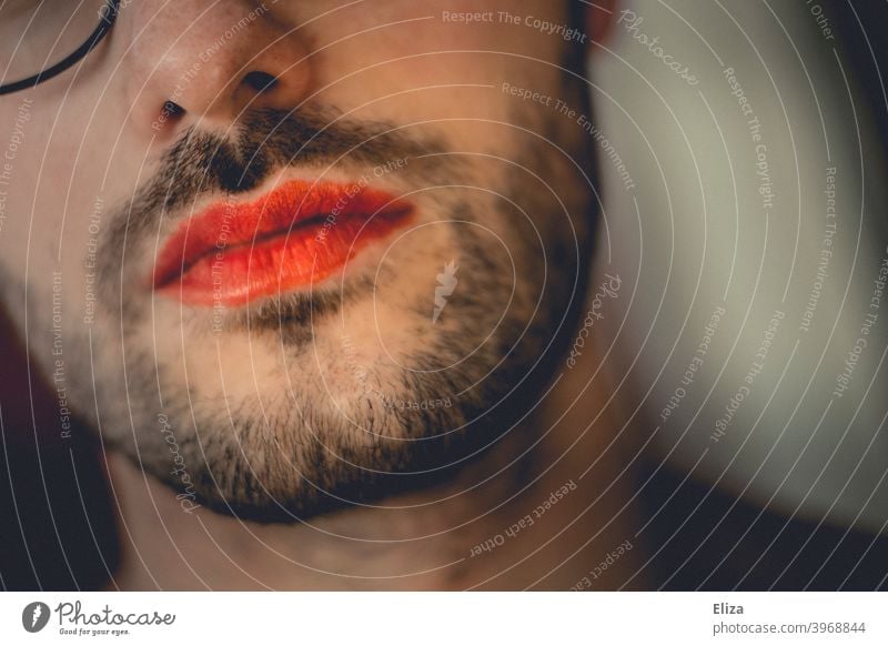 Geschlechterrollen aufbrechen. Eine Person mit Bart und rotem Lippenstift geschminkt. männlich weiblich feminin transgender crossdressing Geschlechtsidentität