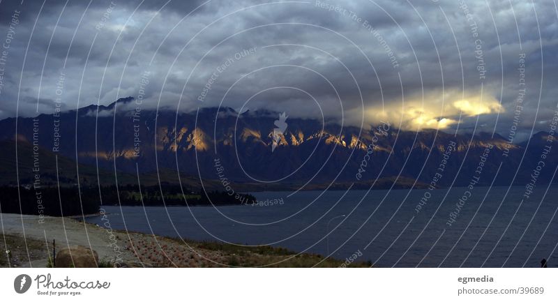 Lake Wakatipu Wolken See Queenstown Licht Berge u. Gebirge Sonnenstreif Neuseeland Felsen Wetter