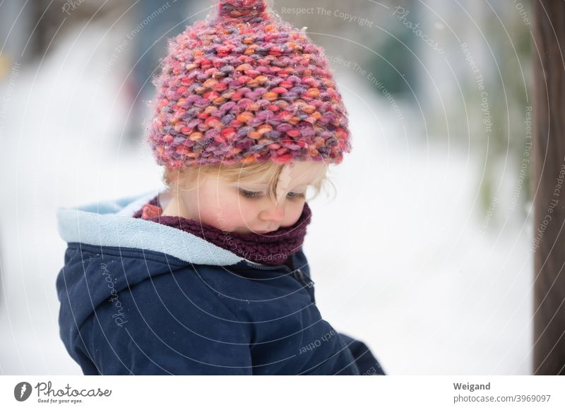 Kleines Kind im Schnee Kleinkind Mütze Kindererziehung Winter kalt Familie