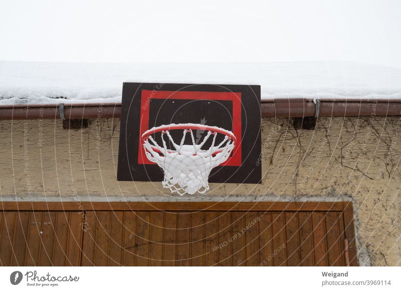 Basketballkorb im Winter Lockdown Kindheit Korb Sport Hinterhof Schnee trostlos trist langeweile kalt Jugend