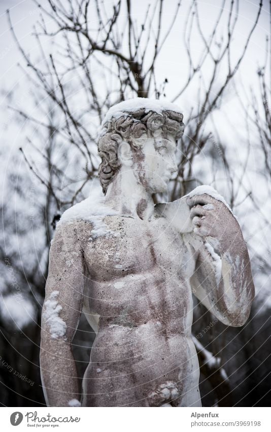 Schamgrenze Statue nackt Erotik Schambereich Schnee Sex Genital Akt Mann Sexualität maskulin Junger Mann muskulös Oberkörper Körper Lust Farbfoto Begierde