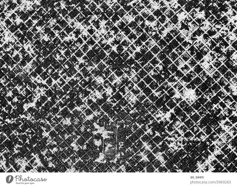 Schneereste auf Weg Muster Grafik grafisch Strukturen und Formen quadrate Kästchen Schwarzweißfotografie schwarz Gehweg Boden Bodenplatten Strukturen & Formen