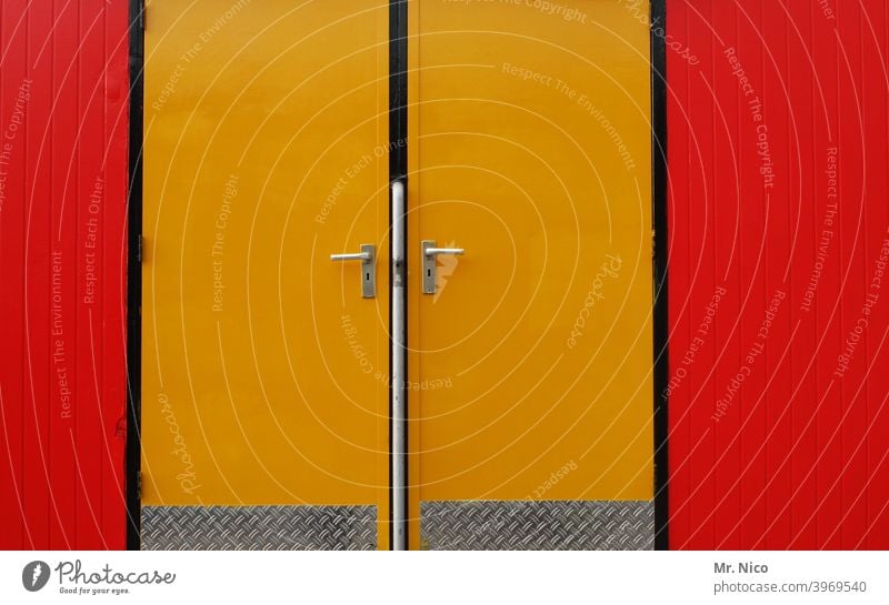 rechts oder links ? gelb rot geschlossen Eingang Ausgang Eingangstür Eingangsbereich Strukturen & Formen zweifarbig türen Tür Klinke Türgriff Türgriffe