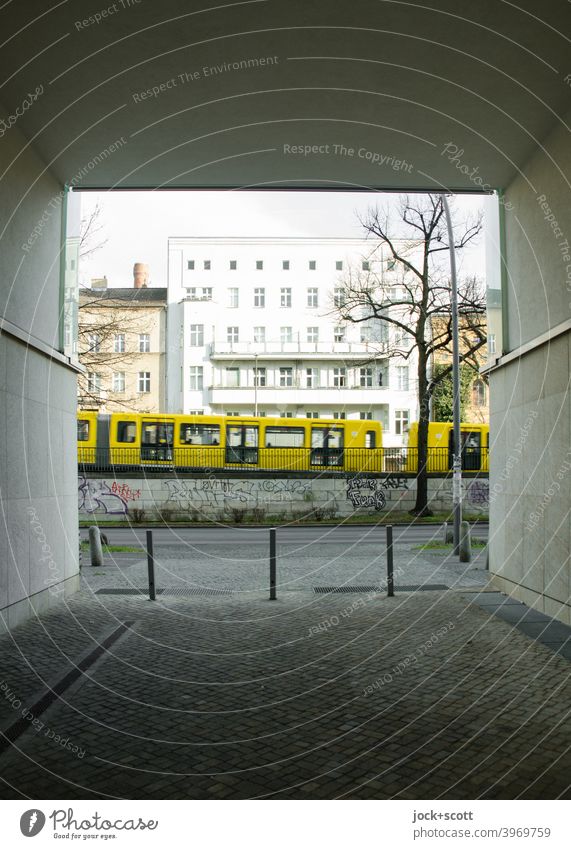 An einem Wintertag fährt die U-Bahn in Richtung Mitte vorbei Schönhauser Allee Prenzlauer Berg Architektur Großstadt Bürgersteig Straße Verkehrsmittel