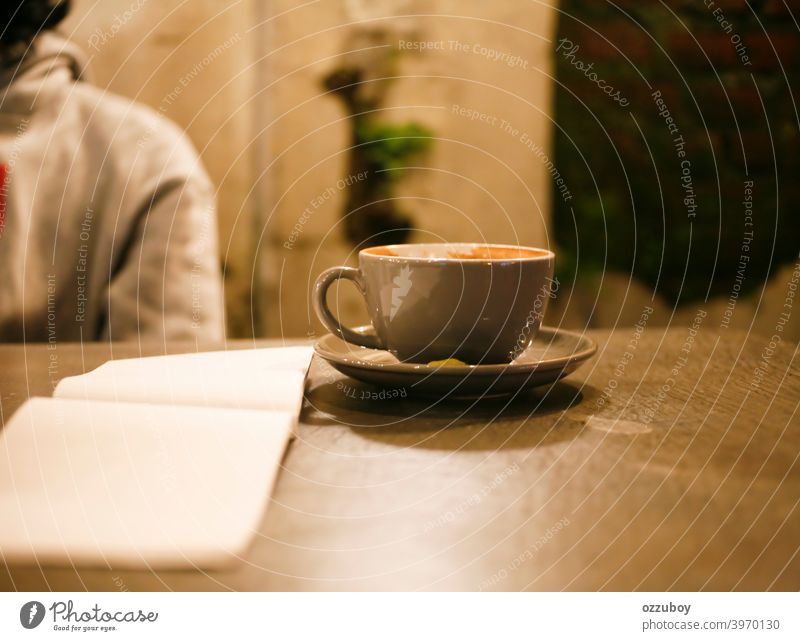 Tasse Cappucino im Cafe Café Becher Tisch Koffein Cappuccino trinken Hintergrund liquide weiß melken Getränk leer heiß Latte Frühstück braun Nacht schließen