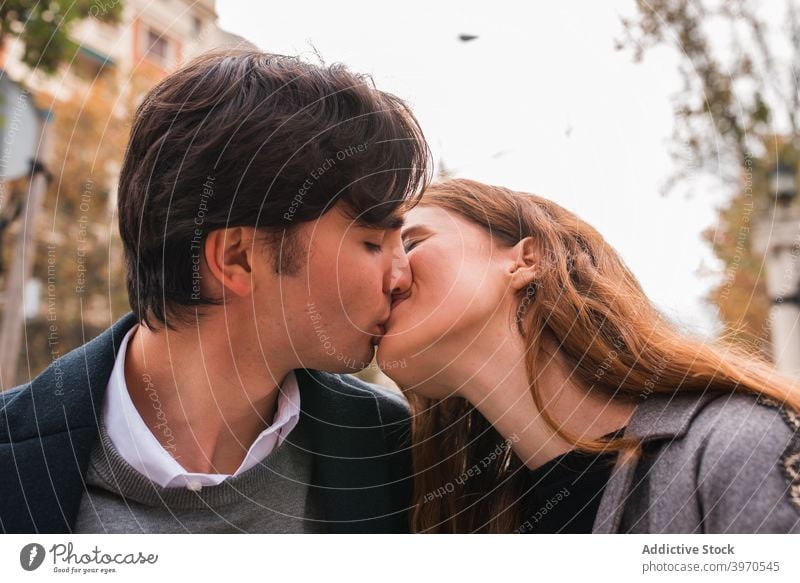 Junges Paar in der Liebe küssen auf der Straße Kuss Zusammensein jung Partnerschaft Zuneigung romantisch Termin & Datum Angebot Freund Lifestyle Freundin Bonden